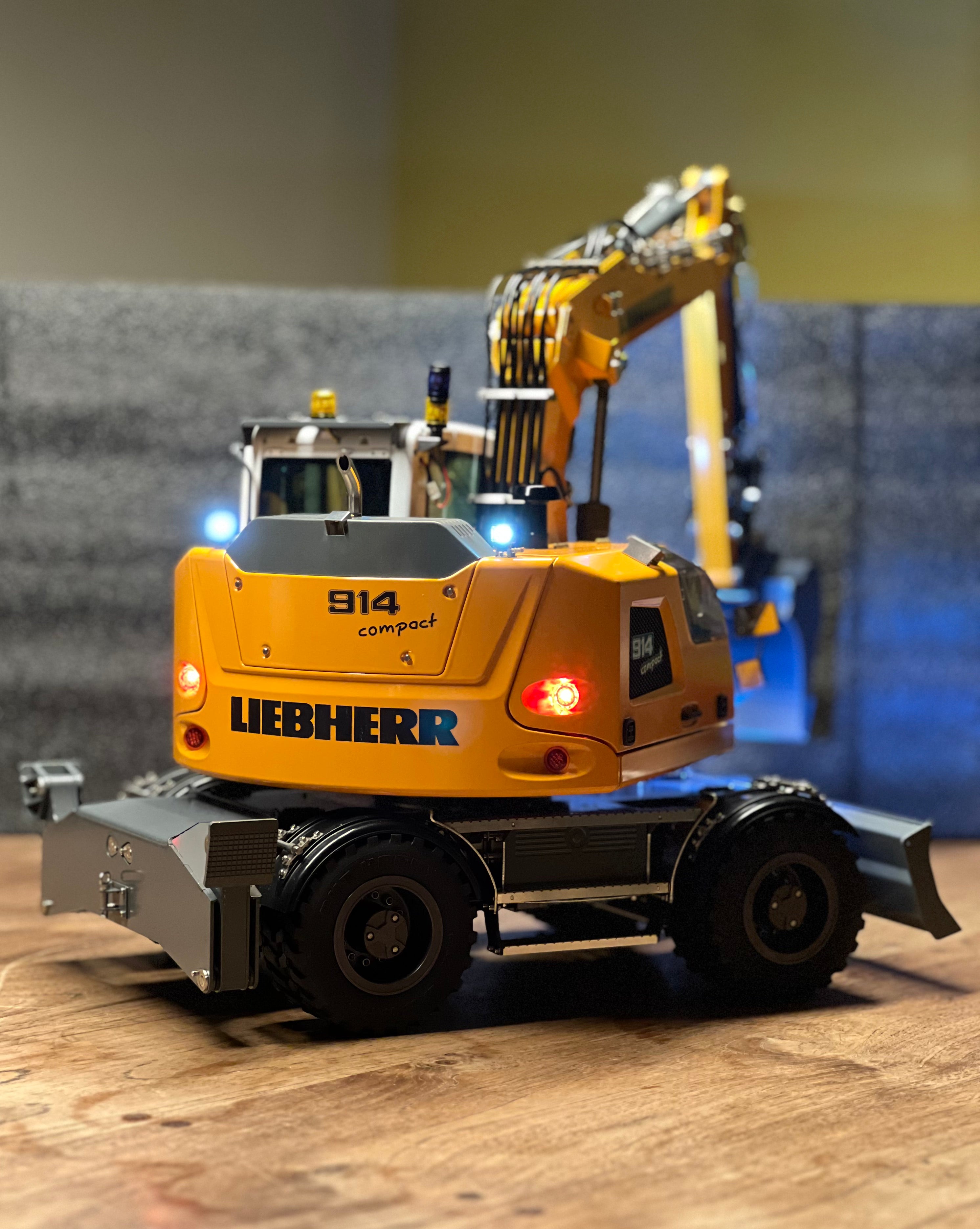 RC 1/14 Liebherr A914 Wheel Excavator CUT UPGRADED Version – ScaleDuty
