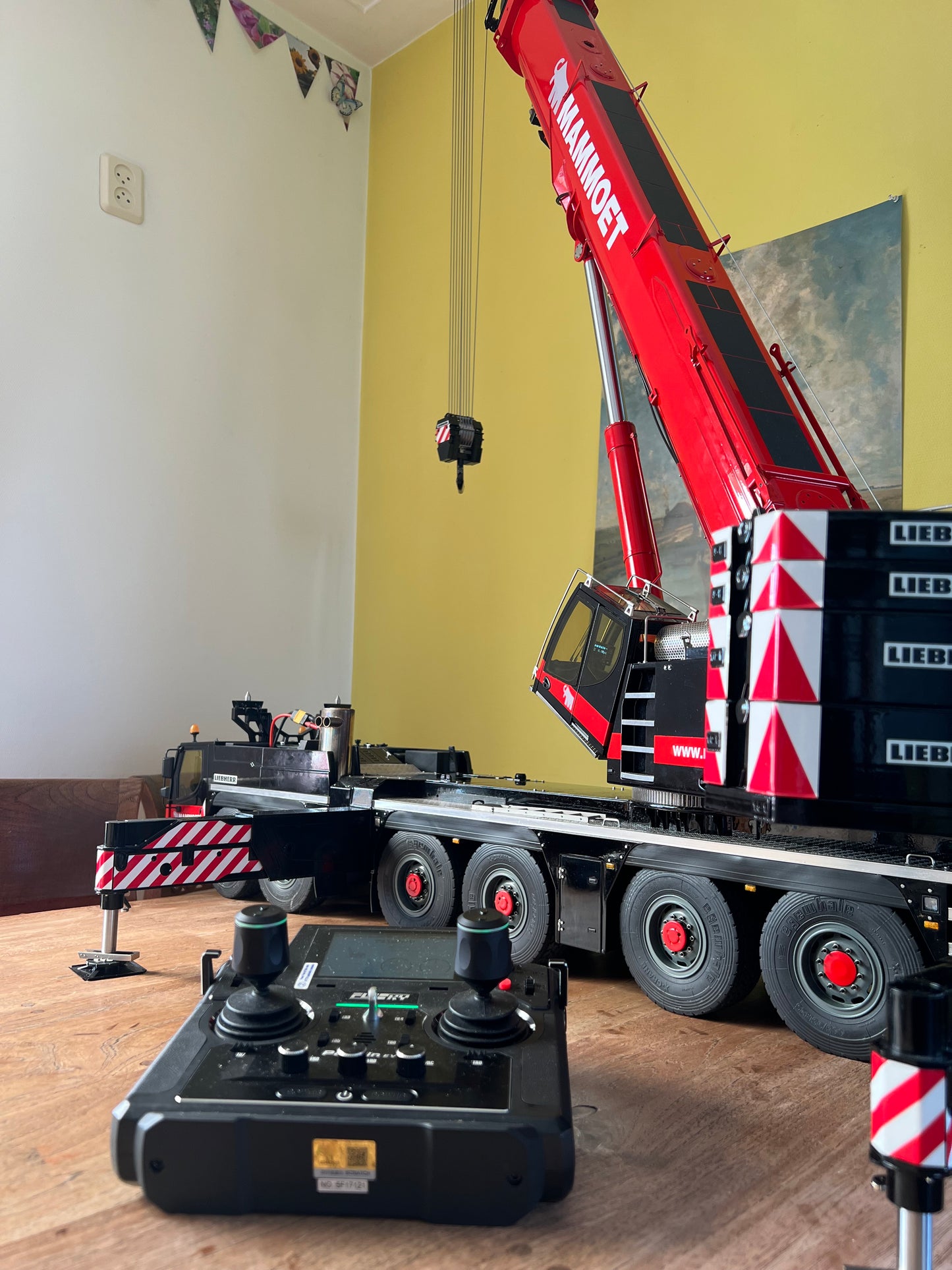 RC 1/14 Liebherr LTM 1350 Crane MAMMOET Edition Eyewhale