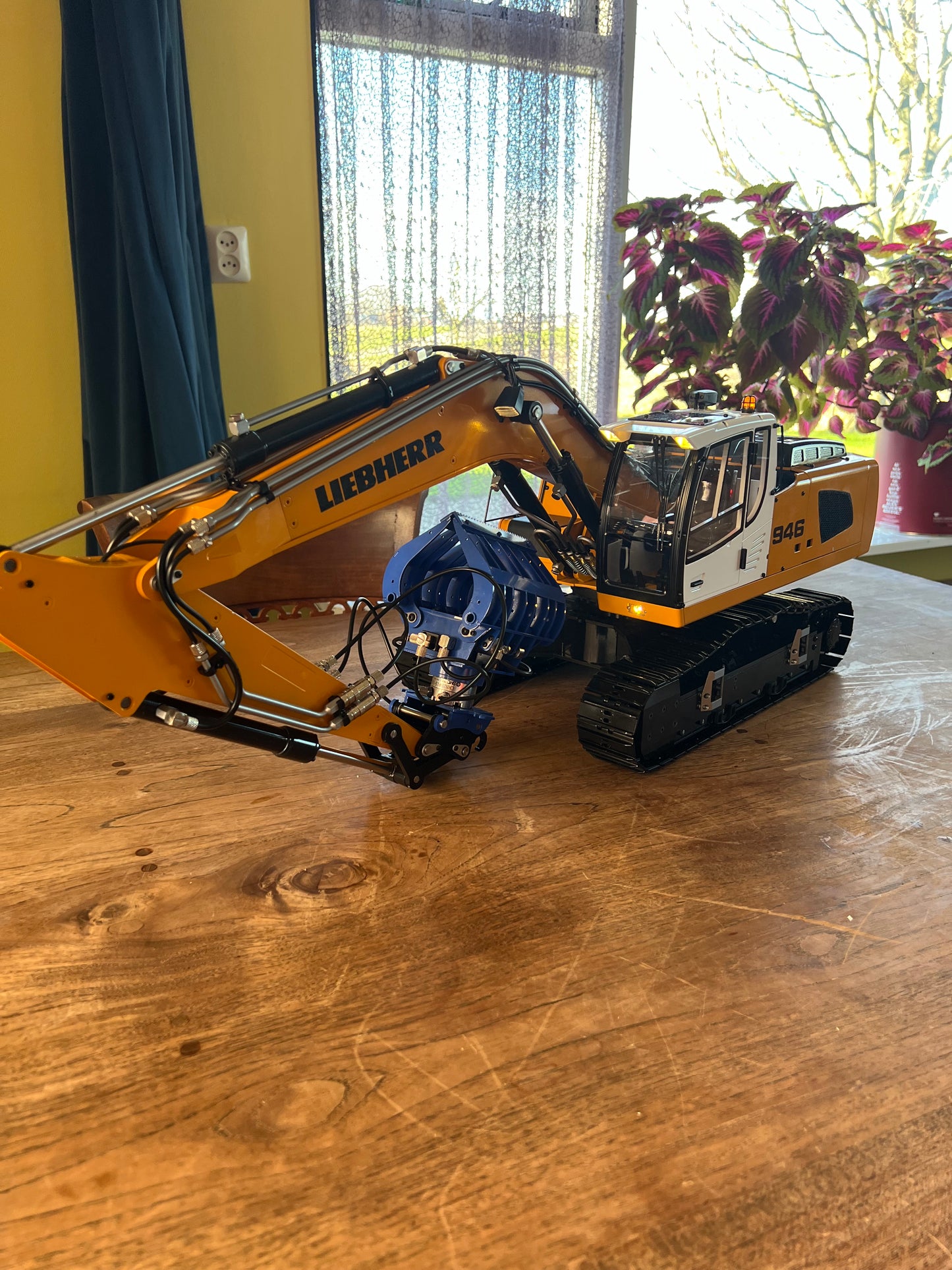 RC 1/14 Liebherr R946 Crawler Excavator Single Boom