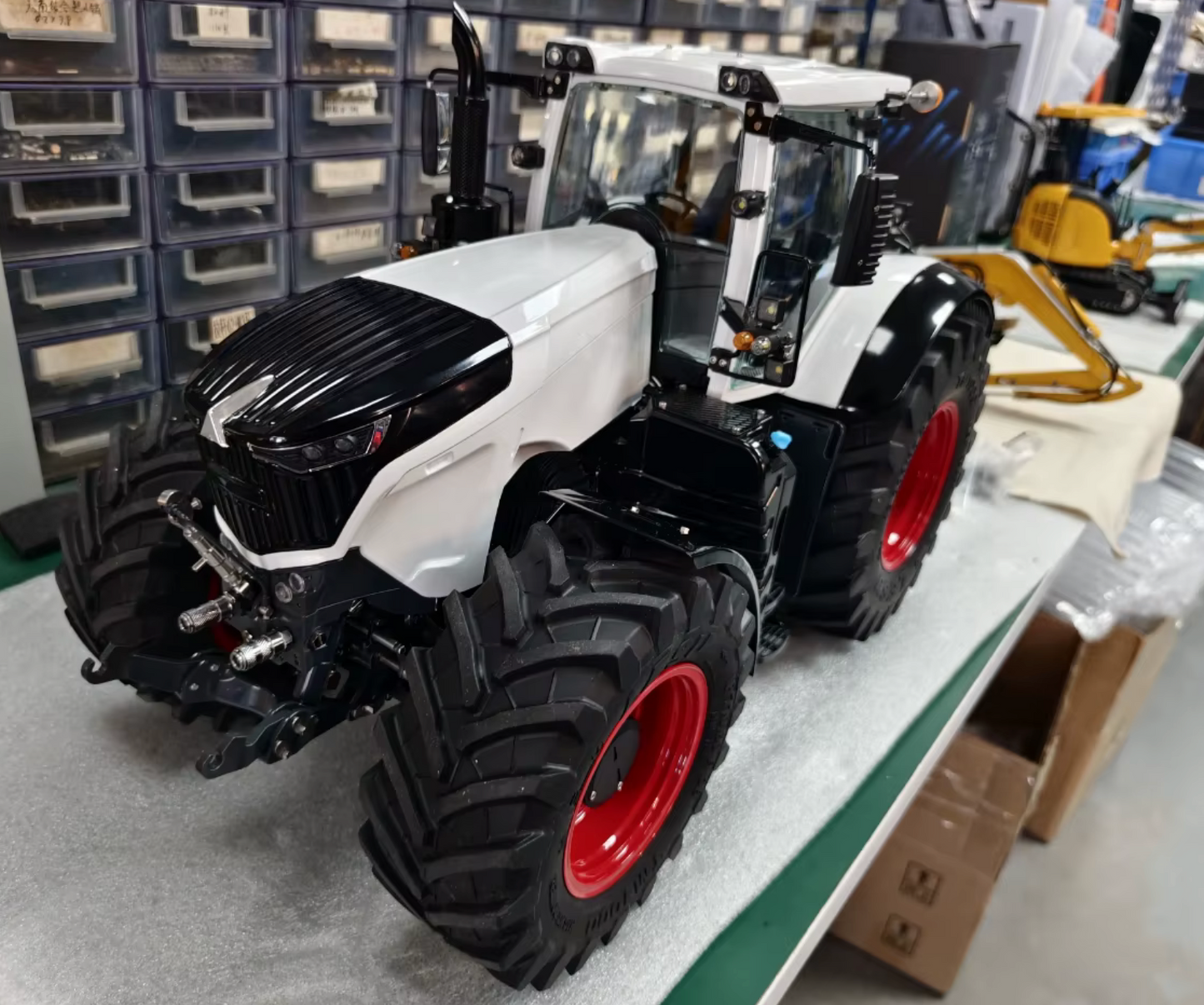 RC 1/14 Fendt 1050 Tractor LESU
