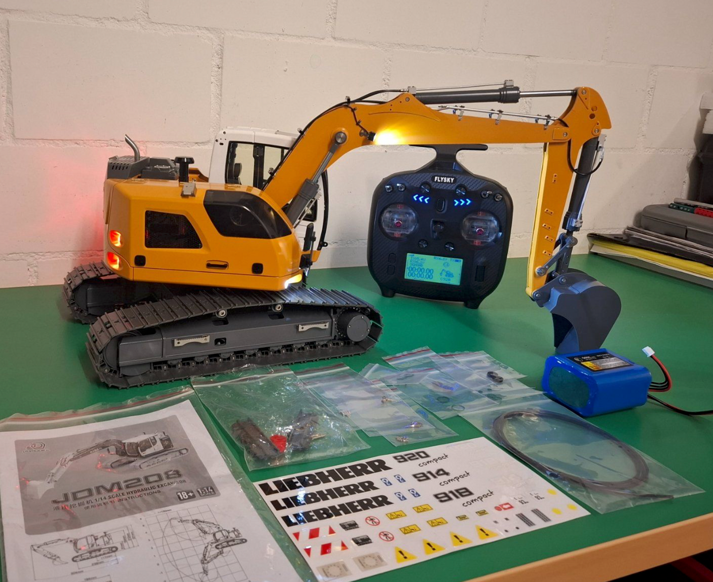 RC 1/14 Liebherr R920 Crawler Excavator JDM / ScaleDuty