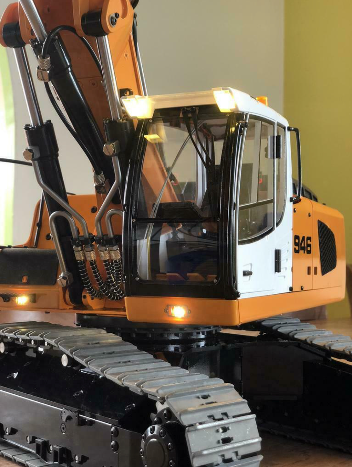 RC 1/14 Liebherr R946 Raupenbagger mit Dreifachausleger