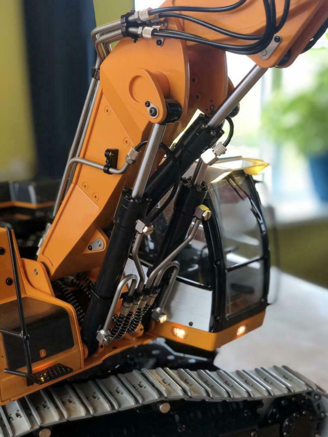 RC 1/14 Liebherr R946 Raupenbagger mit Dreifachausleger