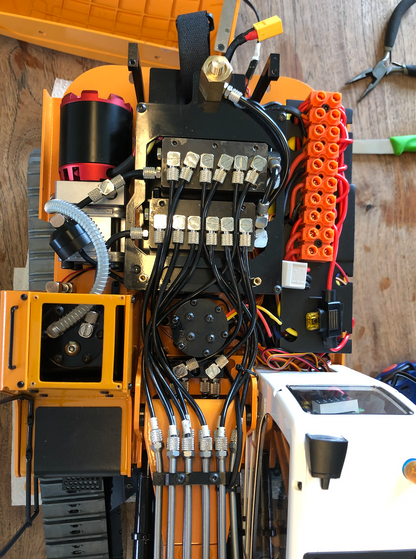 RC 1/14 Liebherr R946 Raupenbagger mit Dreifachausleger